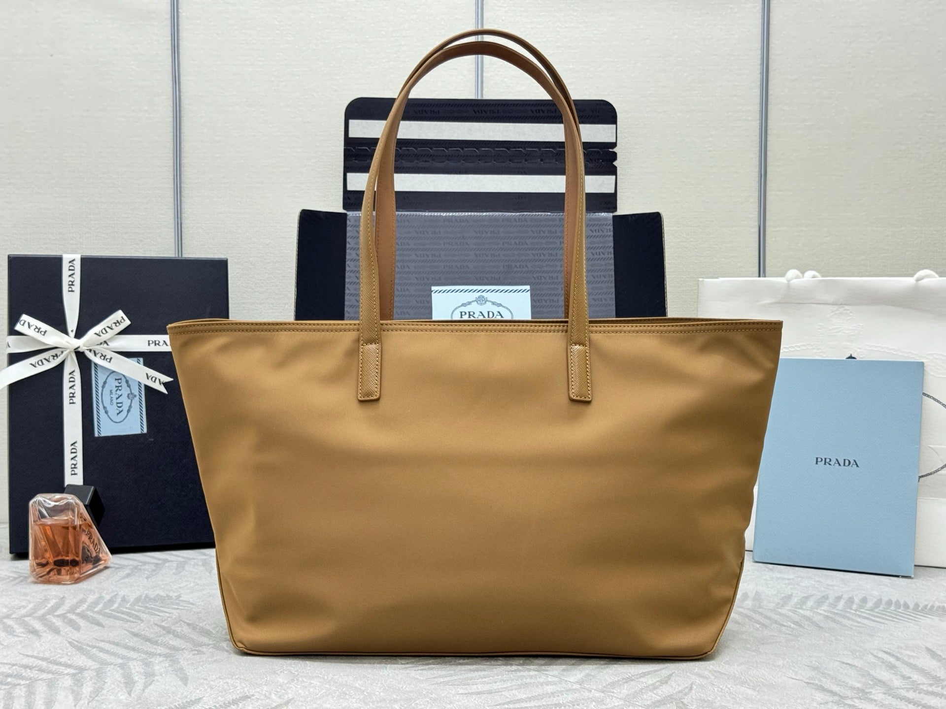 PRADA 25S RE-EDITION 1978 MEDIUM 35 IN DARK CARAMEL NYLON AND SAFFIANO CALFSKIN