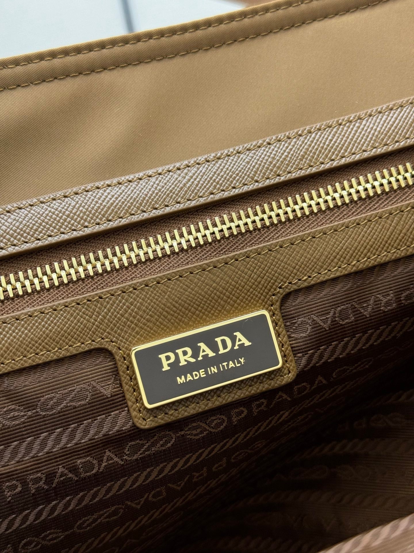 PRADA 25S RE-EDITION 1978 MEDIUM 35 IN DARK CARAMEL NYLON AND SAFFIANO CALFSKIN