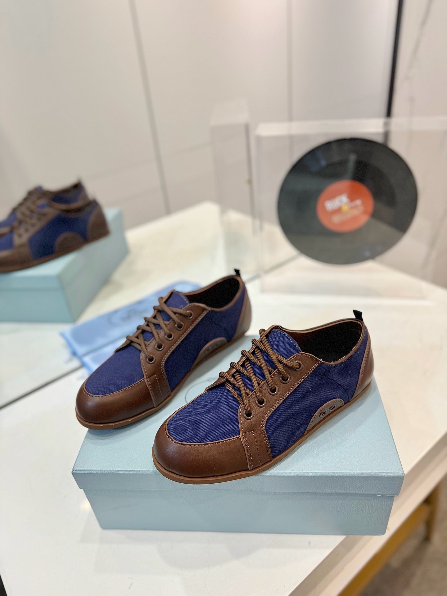 SNEAKERS IN BROWN LAMBSKIN AND NAVY BLUE CANVAS