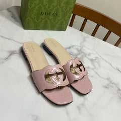 GG SLIDES IN PASTEL PINK CALFSKIN LOGO-EMBOSSED STRAP