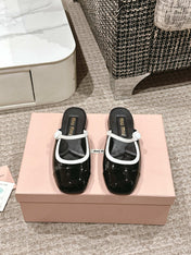 FLAT MULE IN BLACK AND WHITE PATENT CALFSKIN