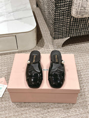 FLAT MULE IN BLACK PATENT CALFSKIN