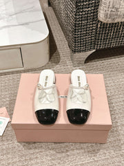 FLAT MULE IN WHITE MIX BLACK PATENT CALFSKIN