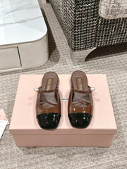 FLAT MULE IN CHOCOLATE BROWN MIX BLACK PATENT CALFSKIN