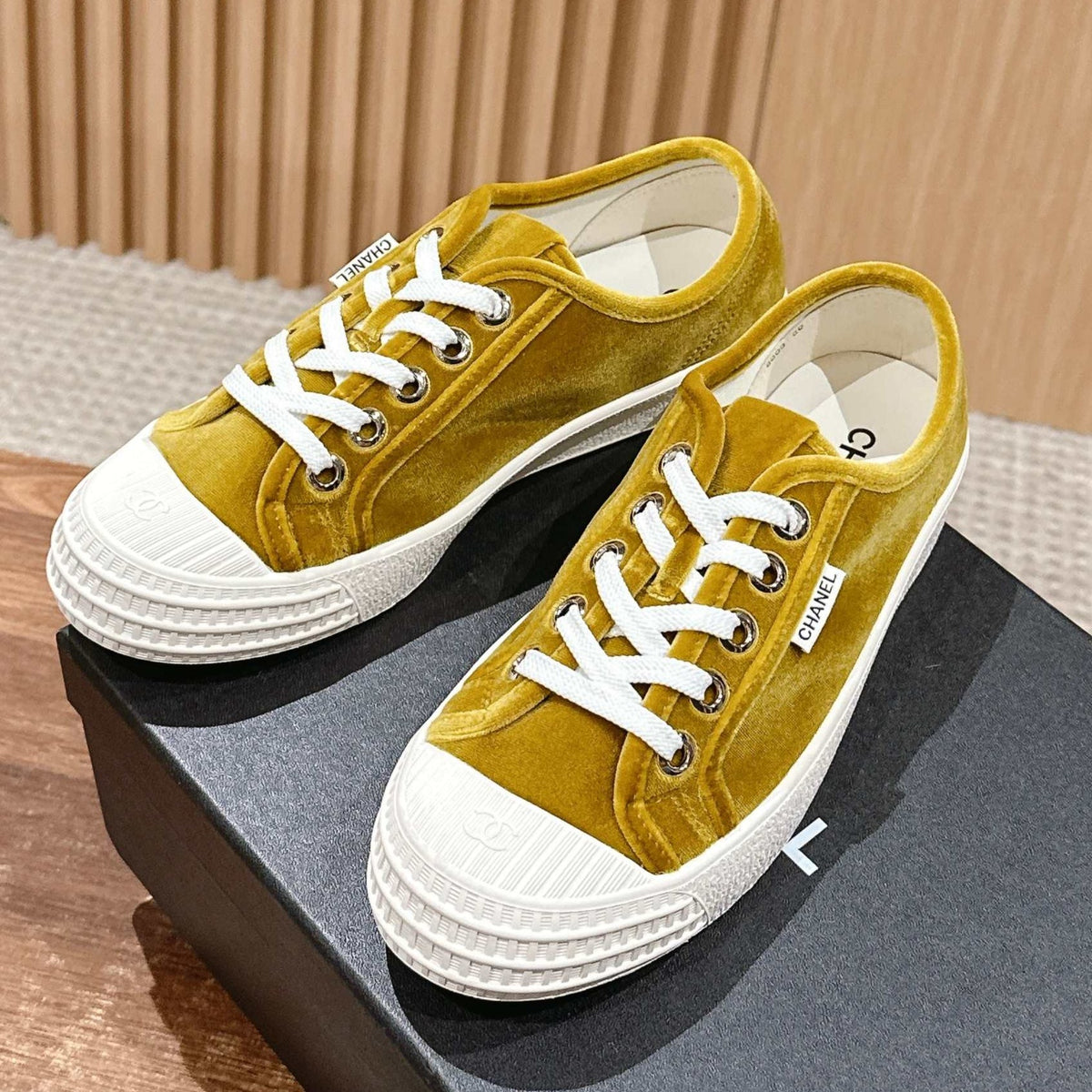 CONVERSE SNEAKER IN DIJON YELLOW VELVET