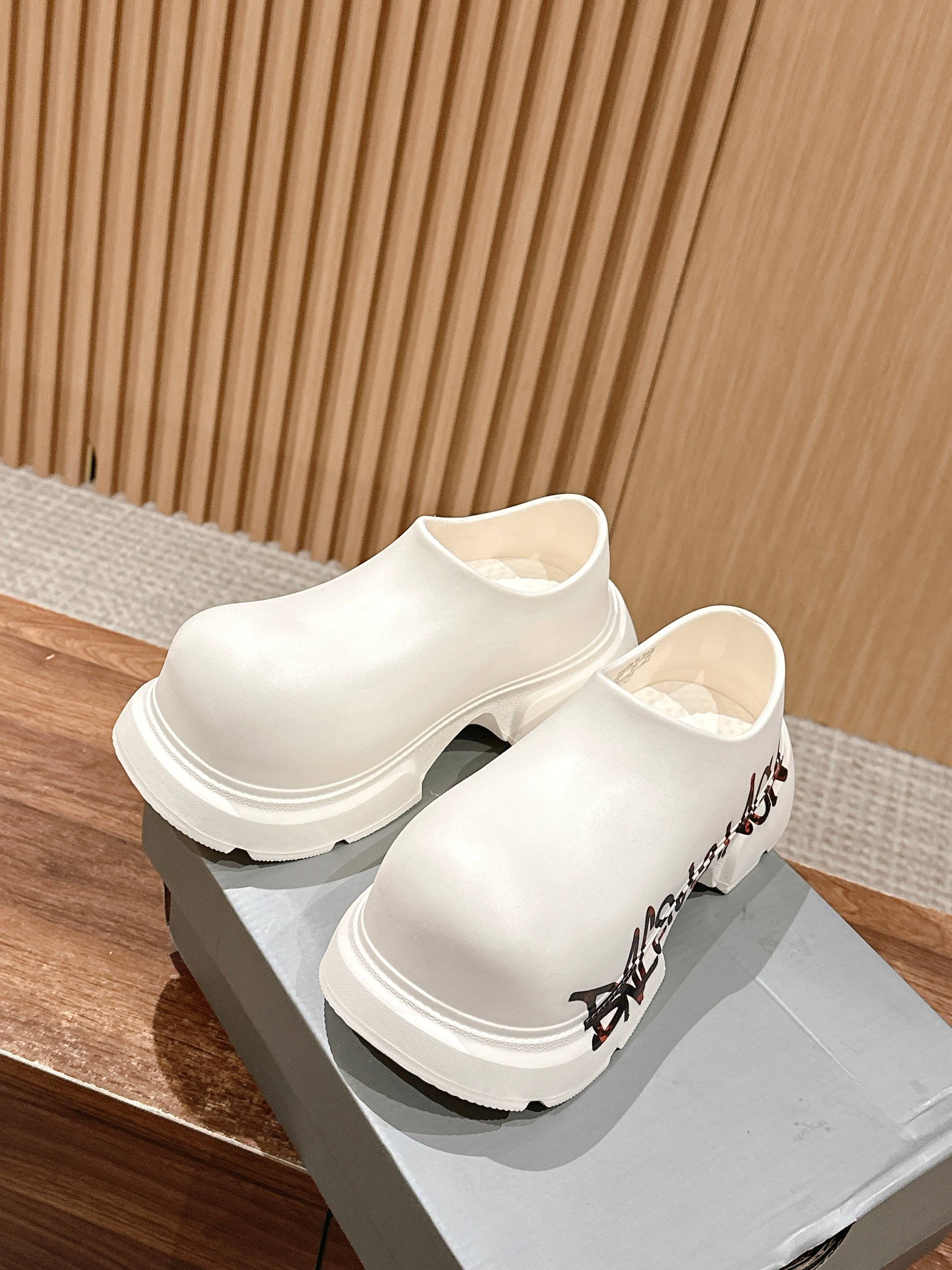 GRAFFITI THICK-SOLED CHEF SHOES IN WHITE RUBBER