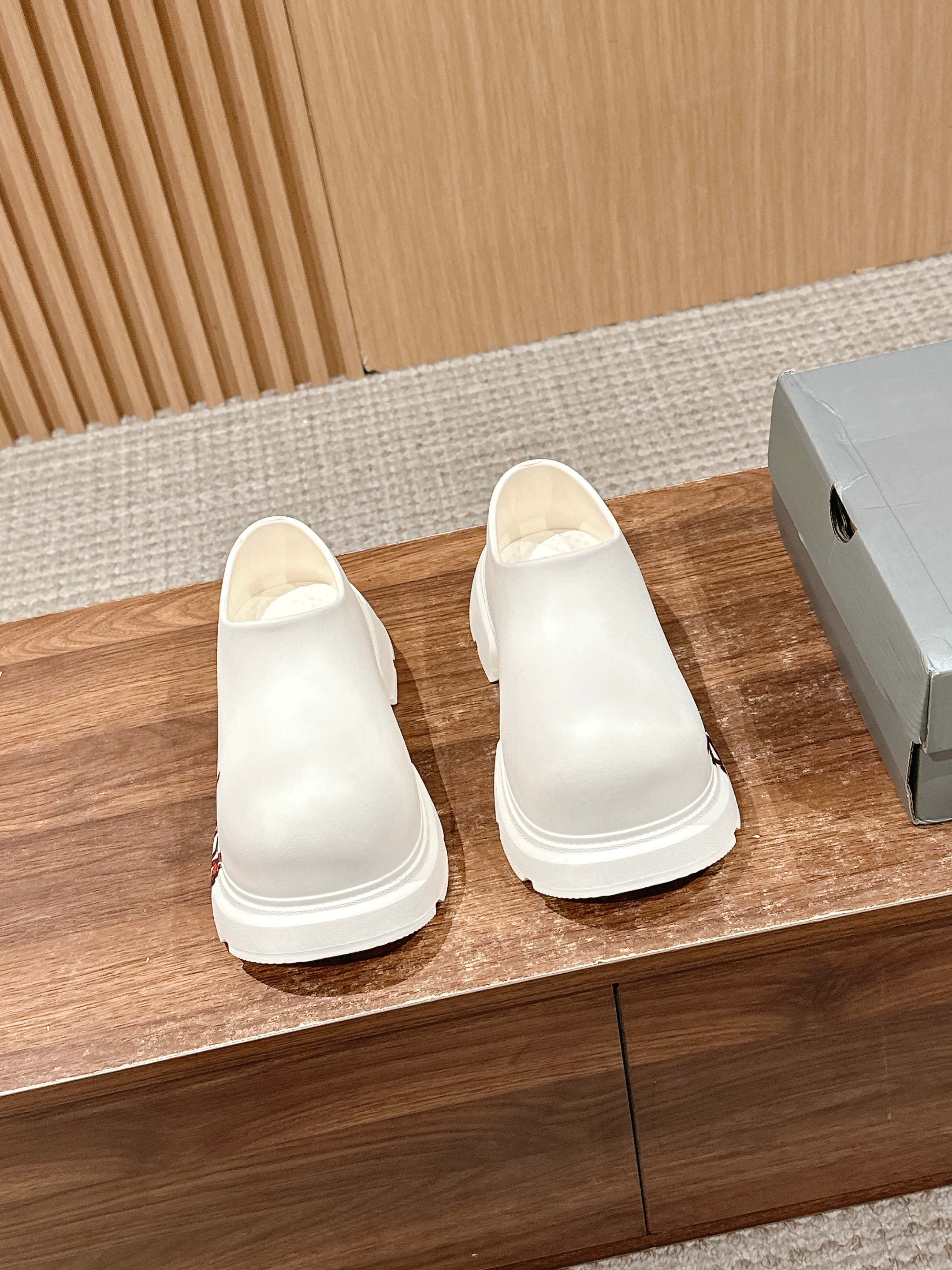 GRAFFITI THICK-SOLED CHEF SHOES IN WHITE RUBBER