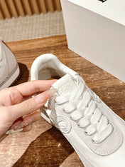 FLOW RUNNER SNEAKER IN LIGHT GRAY SUEDE AND WHITE SHEEPSKIN