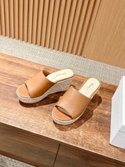 ATTITUDE WEDGE SLIDE 90MM IN BROWN CALFSKIN NATURAL BEIGE RAFFIA SOLE