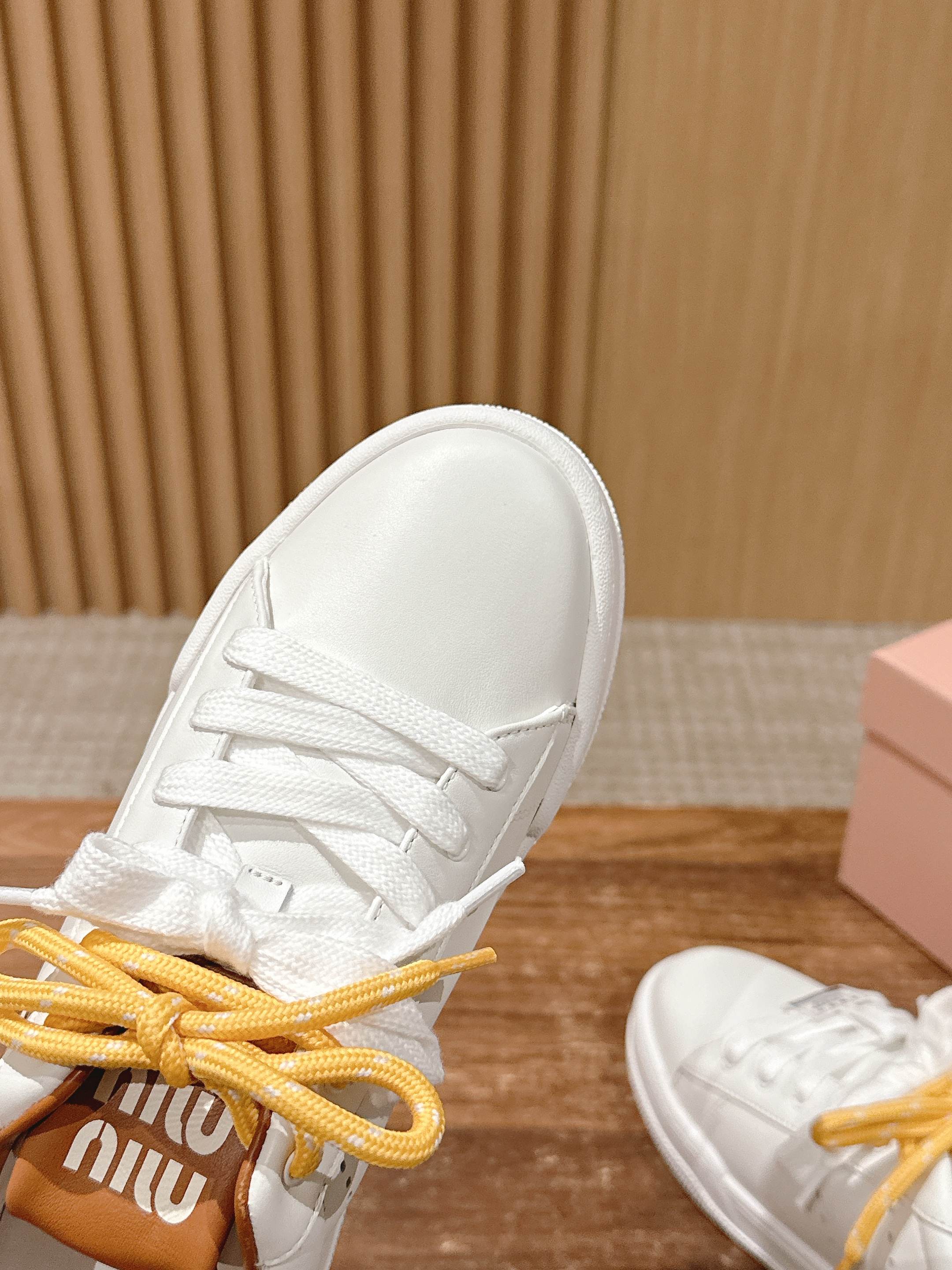 MM SNEAKERS IN WHITE CALFSKIN WITH YELLOW LACES