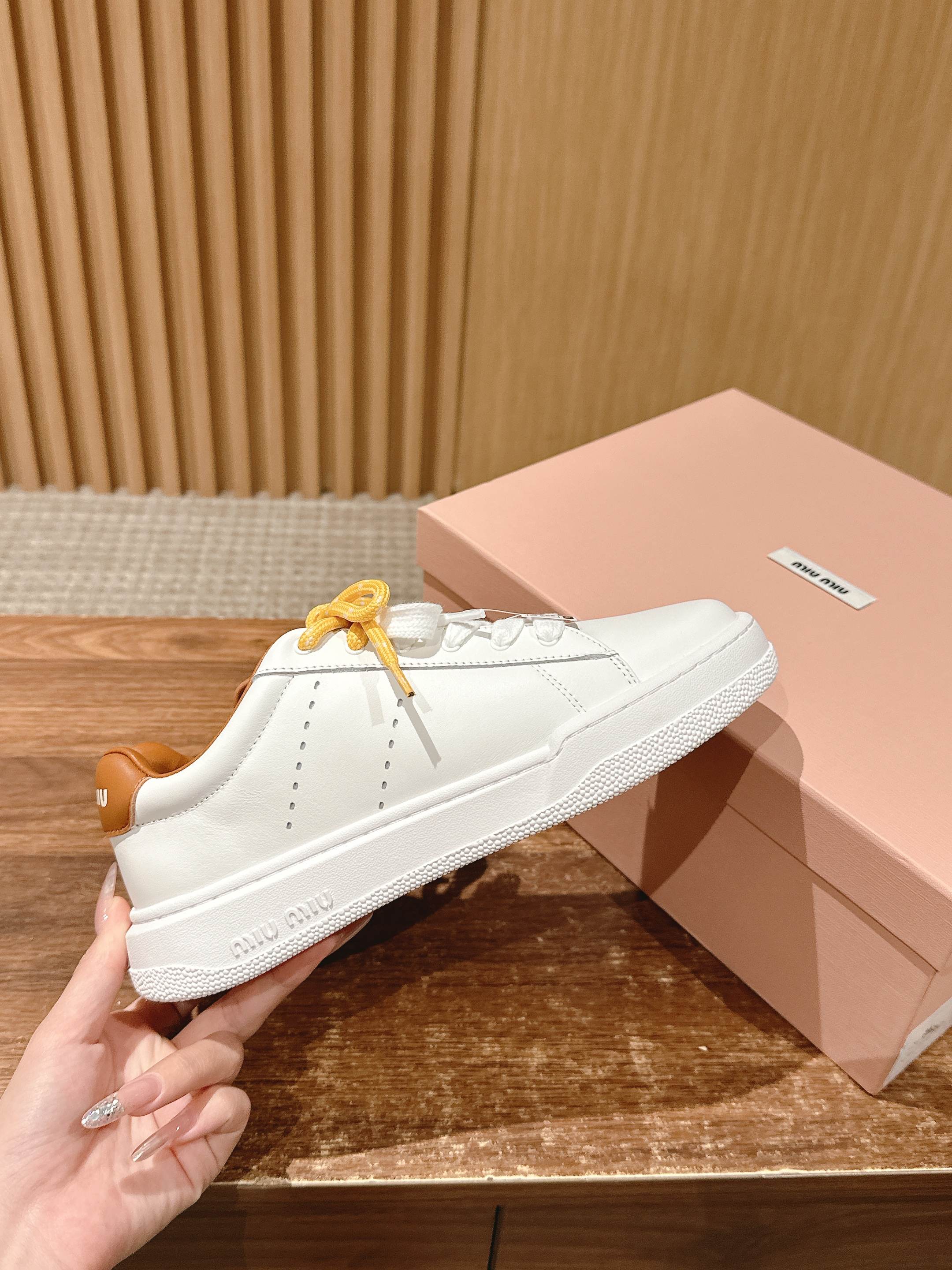 MM SNEAKERS IN WHITE CALFSKIN WITH YELLOW LACES