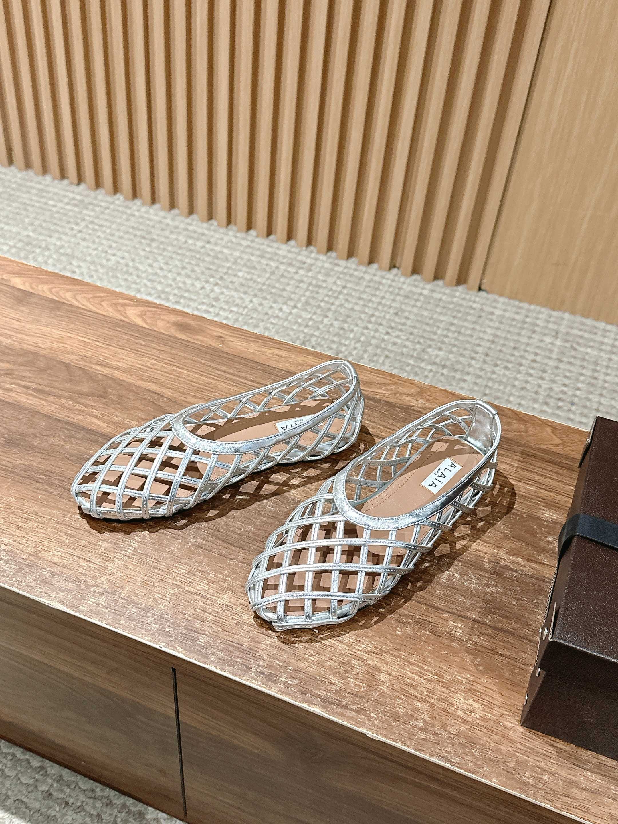 ALAIA MESH BALLET FLATS 25S IN SILVER LAMBSKIN