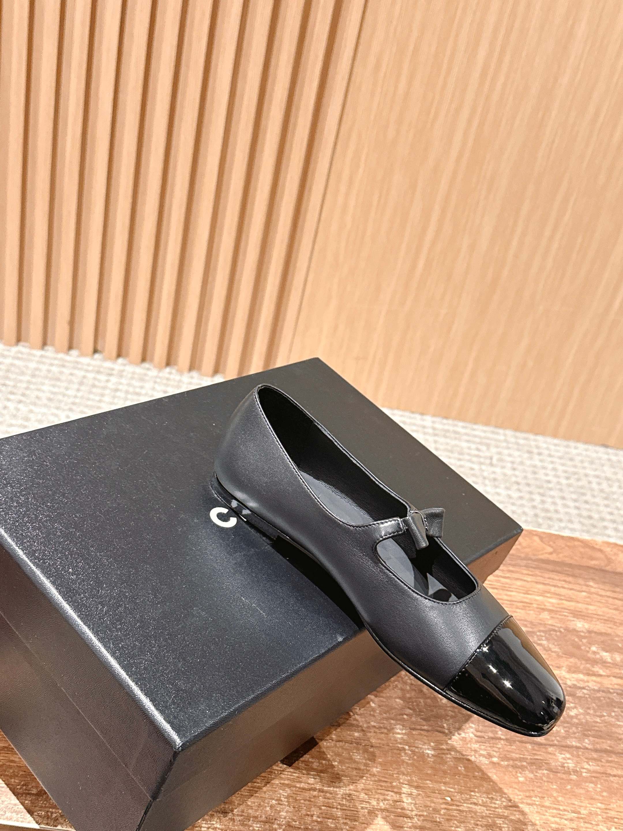 CHANEL 25S BALLET MARY JANES BLACK IN CALFSKIN AND PATENT CALFSKIN