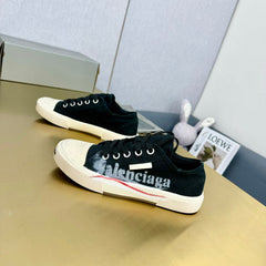 SNEAKERS IN BLACK CANVAS GRAFFITI LOGO