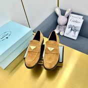 LOAFERS ATTACHED TRIANGLE LOGO IN PEANUT BROWN SUEDE