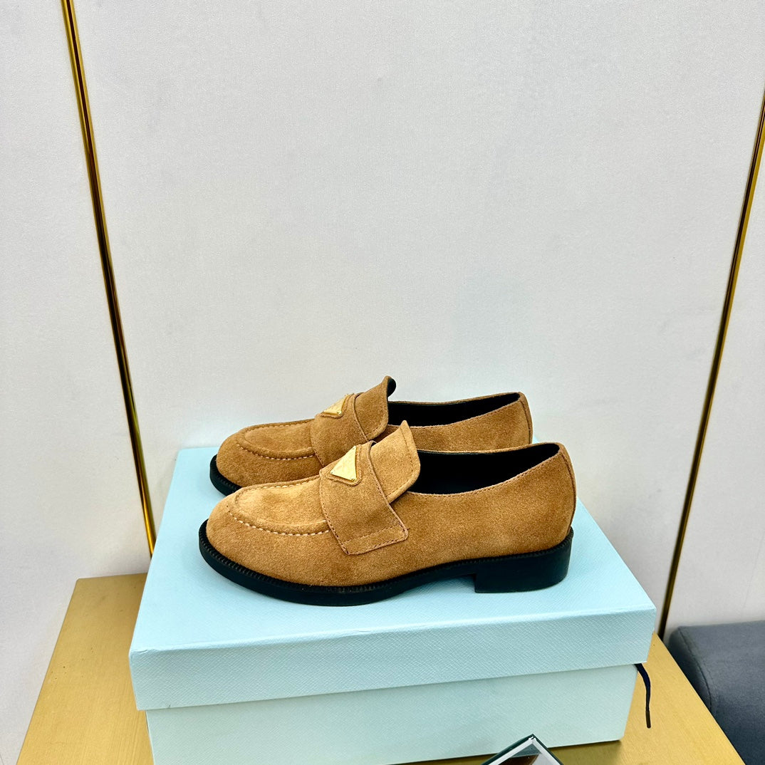 LOAFERS ATTACHED TRIANGLE LOGO IN PEANUT BROWN SUEDE