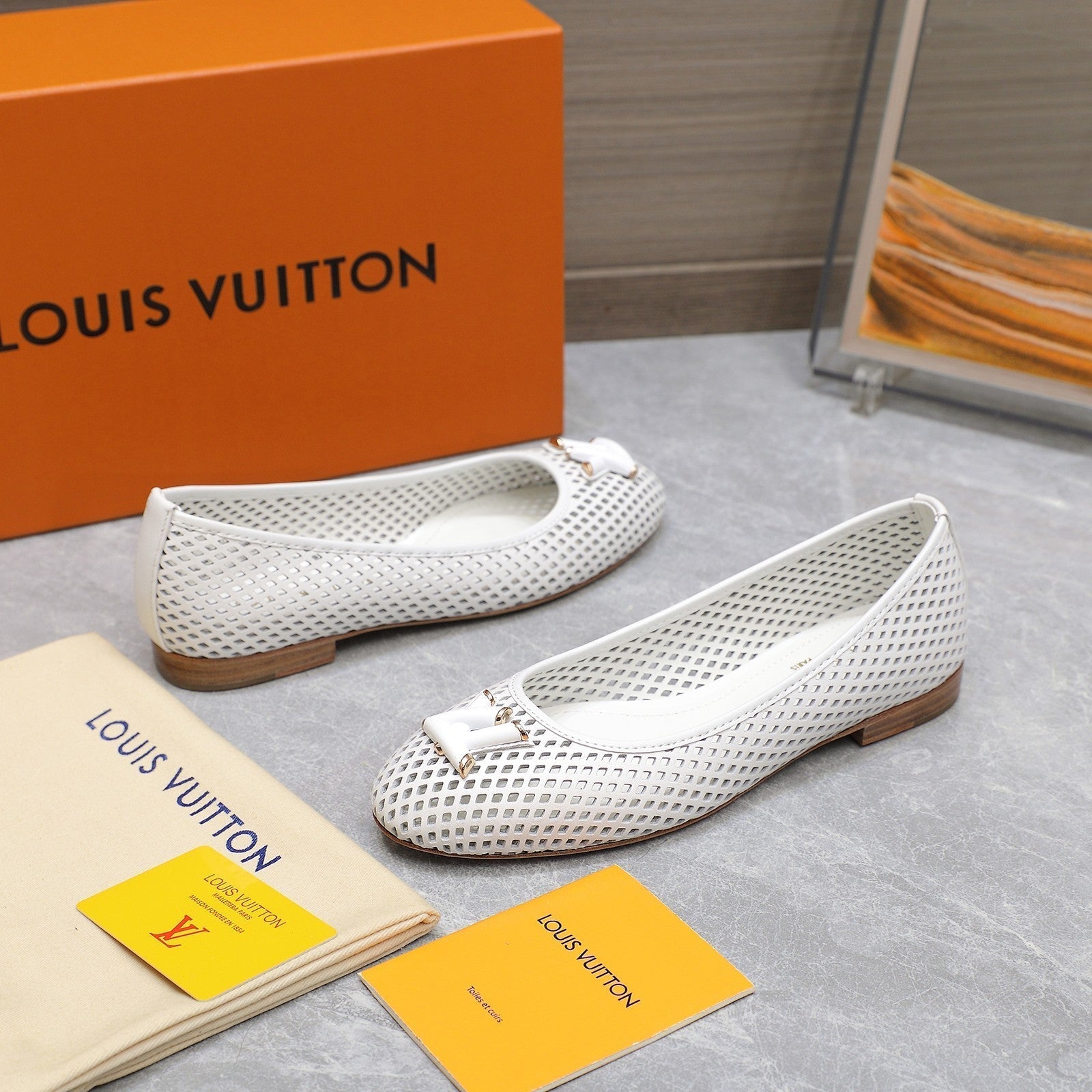 LV WOMEN'S BALLET FLAT IN WHITE CALFSKIN WITH PERFORATION CRAFTMANSHIP