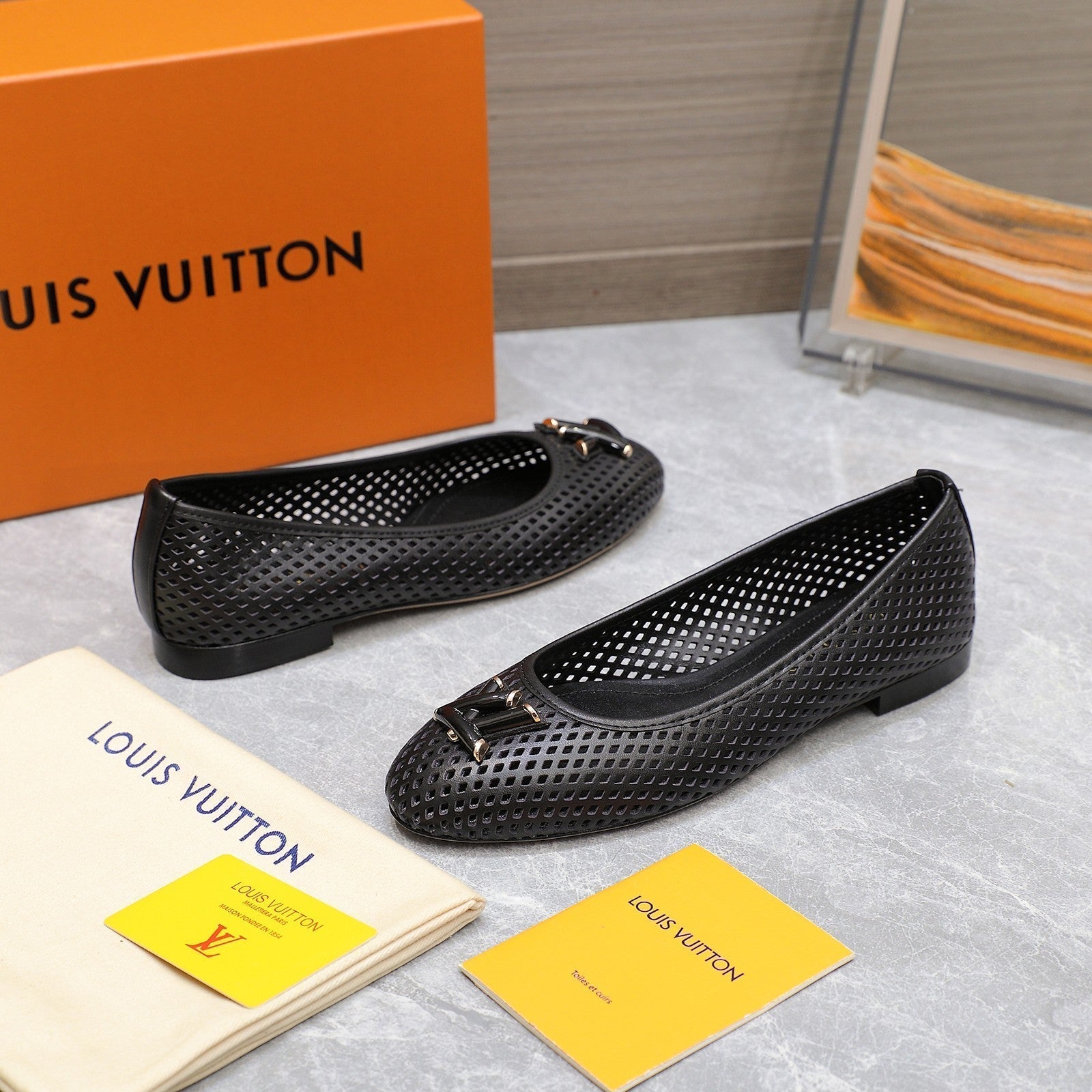 LV WOMEN'S BALLET FLAT IN BLACK CALFSKIN WITH PERFORATION CRAFTMANSHIP