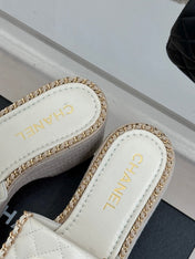 THICK-SOLED CHAIN HEART SLIPPER IN WHITE LAMBSKIN
