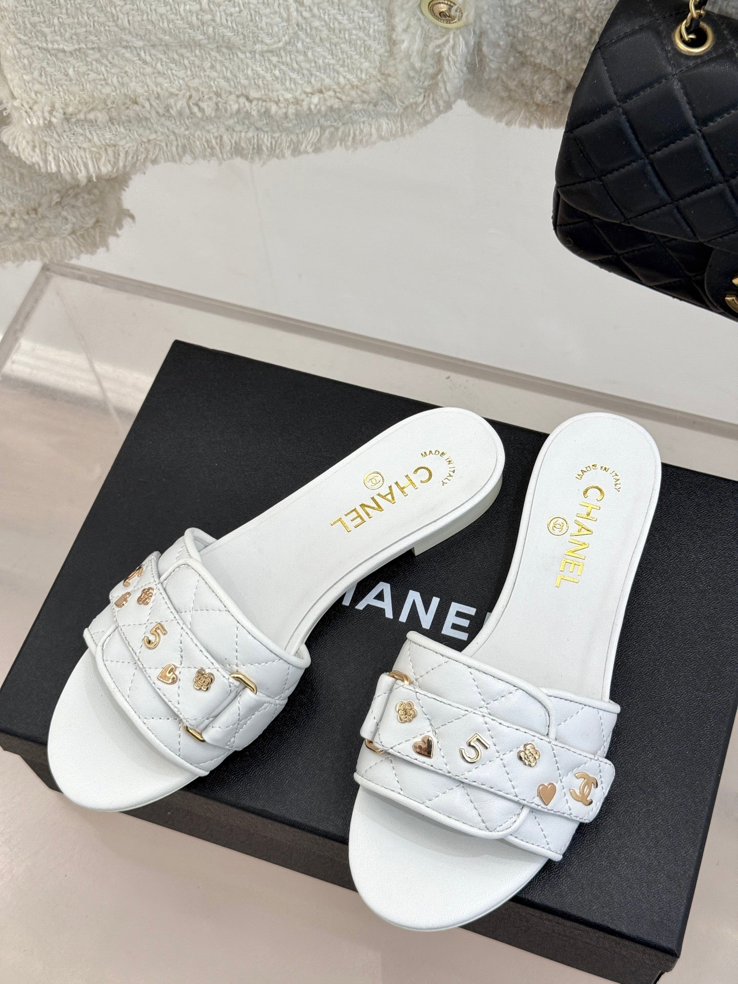 CC SLIDE SANDALS IN WHITE CALFSKIN GOLD CHARM