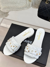 CC SLIDE SANDALS IN WHITE CALFSKIN GOLD CHARM