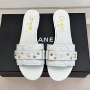 CC SLIDE SANDALS IN WHITE CALFSKIN GOLD CHARM