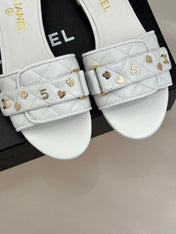 CC SLIDE SANDALS IN WHITE CALFSKIN GOLD CHARM