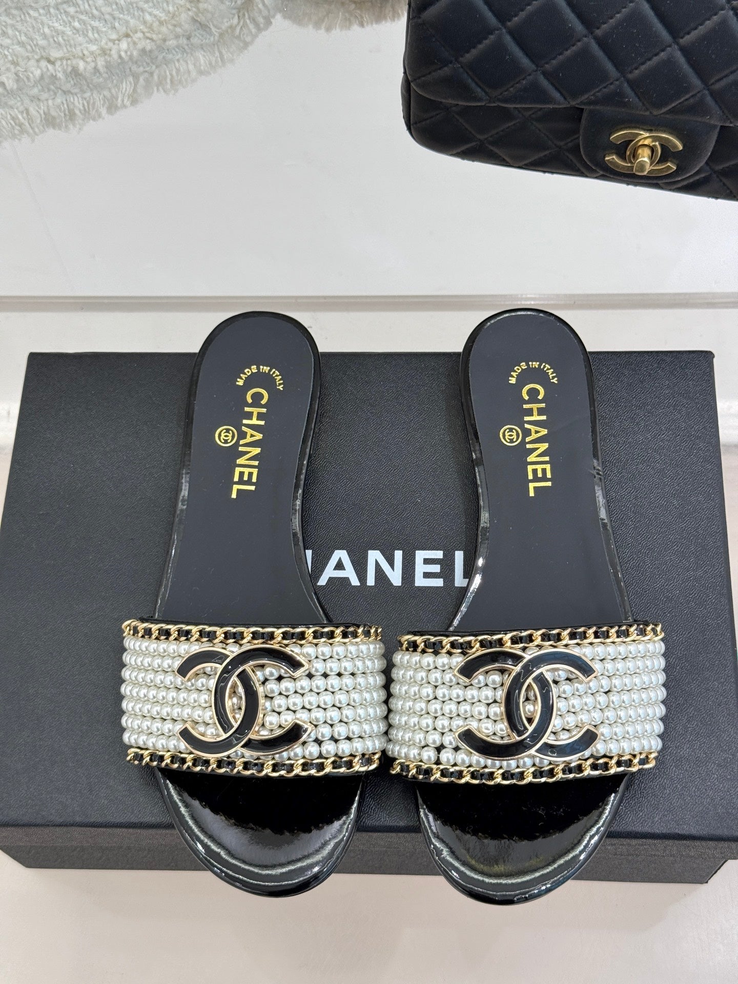CC SLIDE SANDALS IN BLACK AND WHITE PEARL