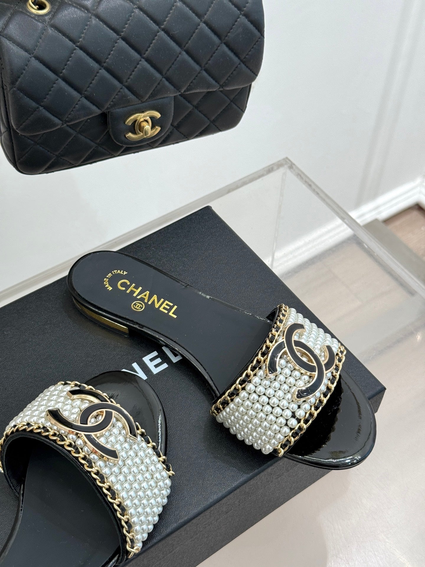 CC SLIDE SANDALS IN BLACK AND WHITE PEARL