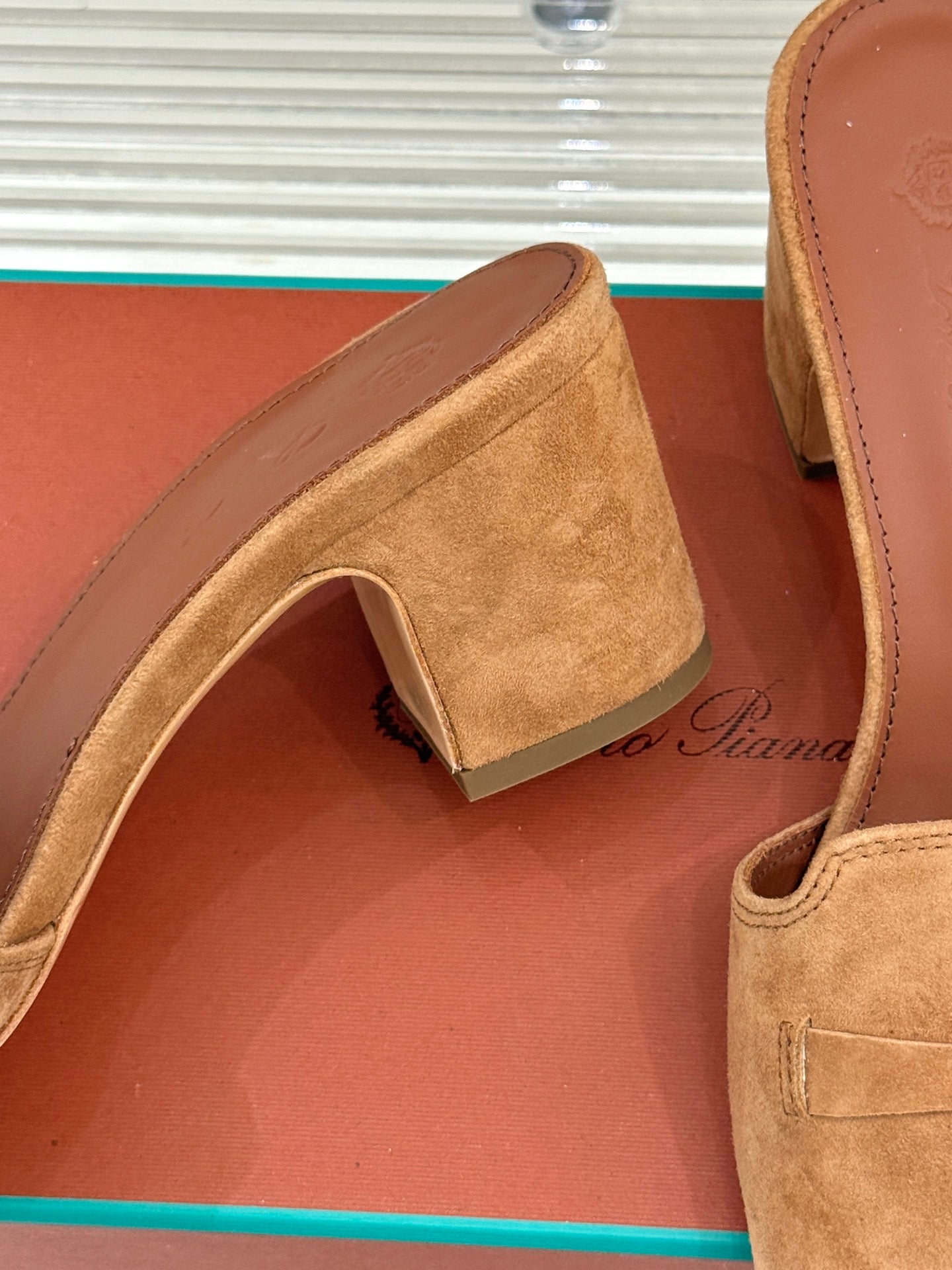 HIGH HEELS IN BROWN SUEDE AND LAMBSKIN