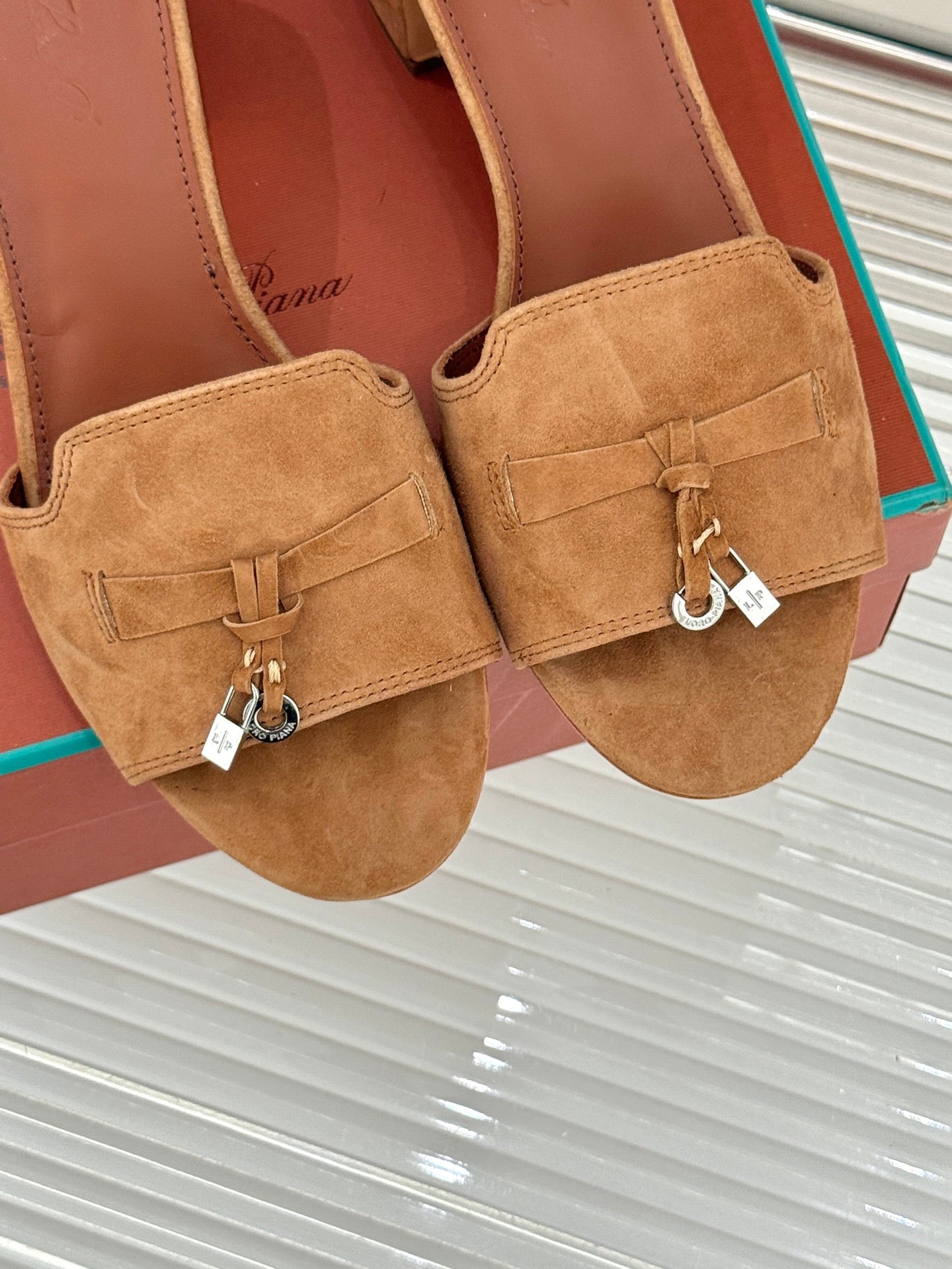 HIGH HEELS IN BROWN SUEDE AND LAMBSKIN