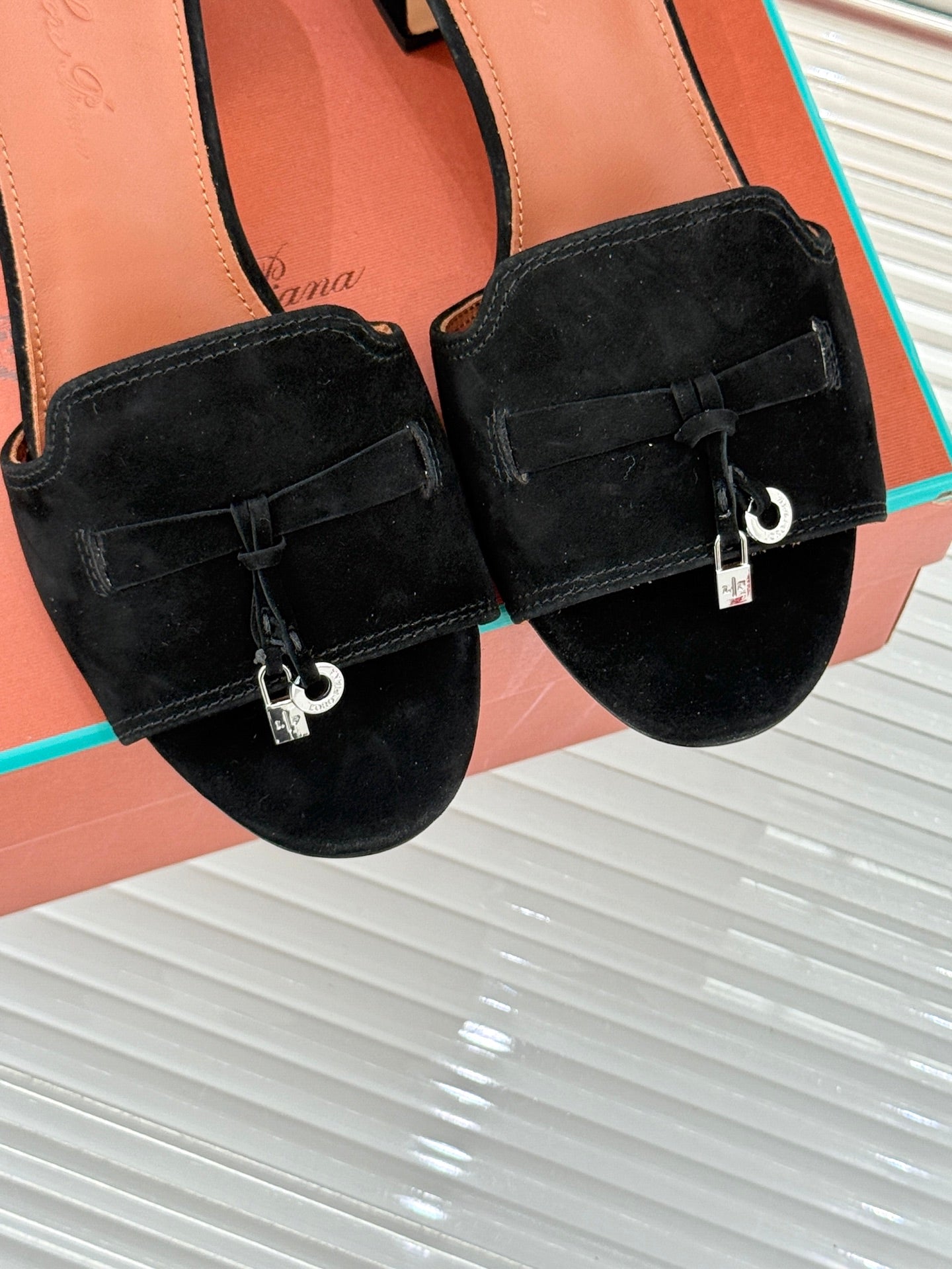 HIGH HEELS IN BLACK SUEDE AND LAMBSKIN