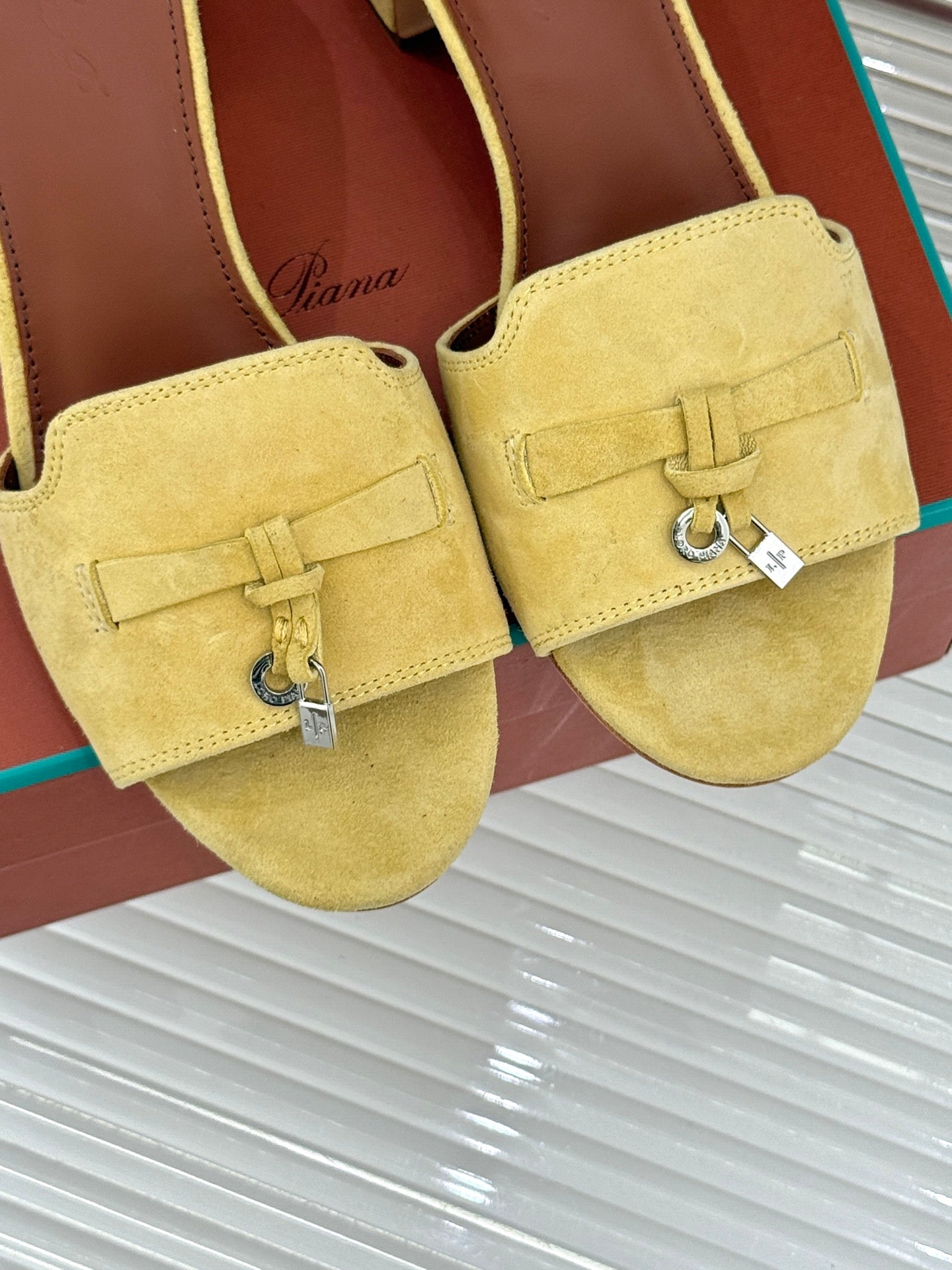 HIGH HEELS IN YELLOW SUEDE AND LAMBSKIN