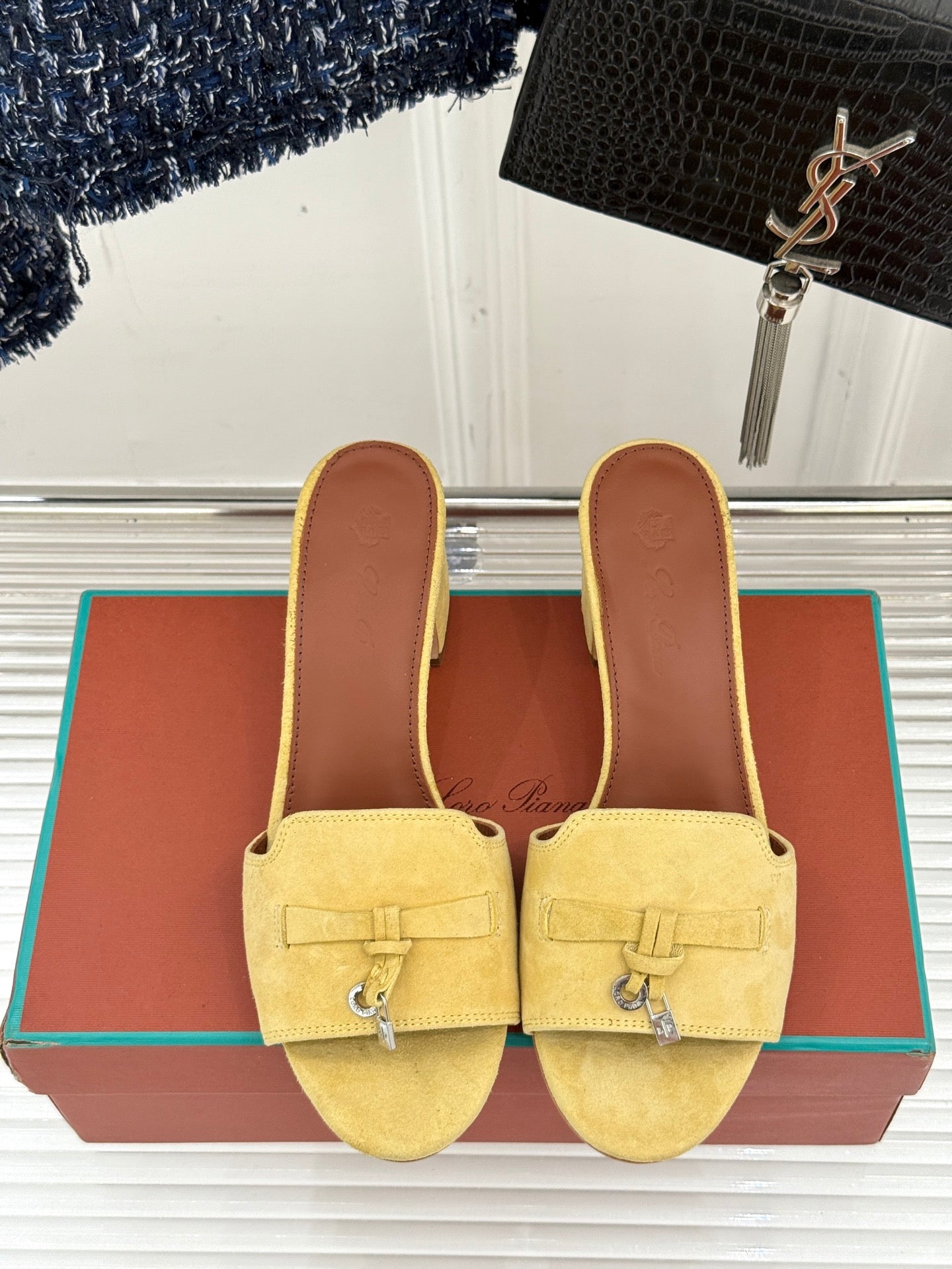 HIGH HEELS IN YELLOW SUEDE AND LAMBSKIN