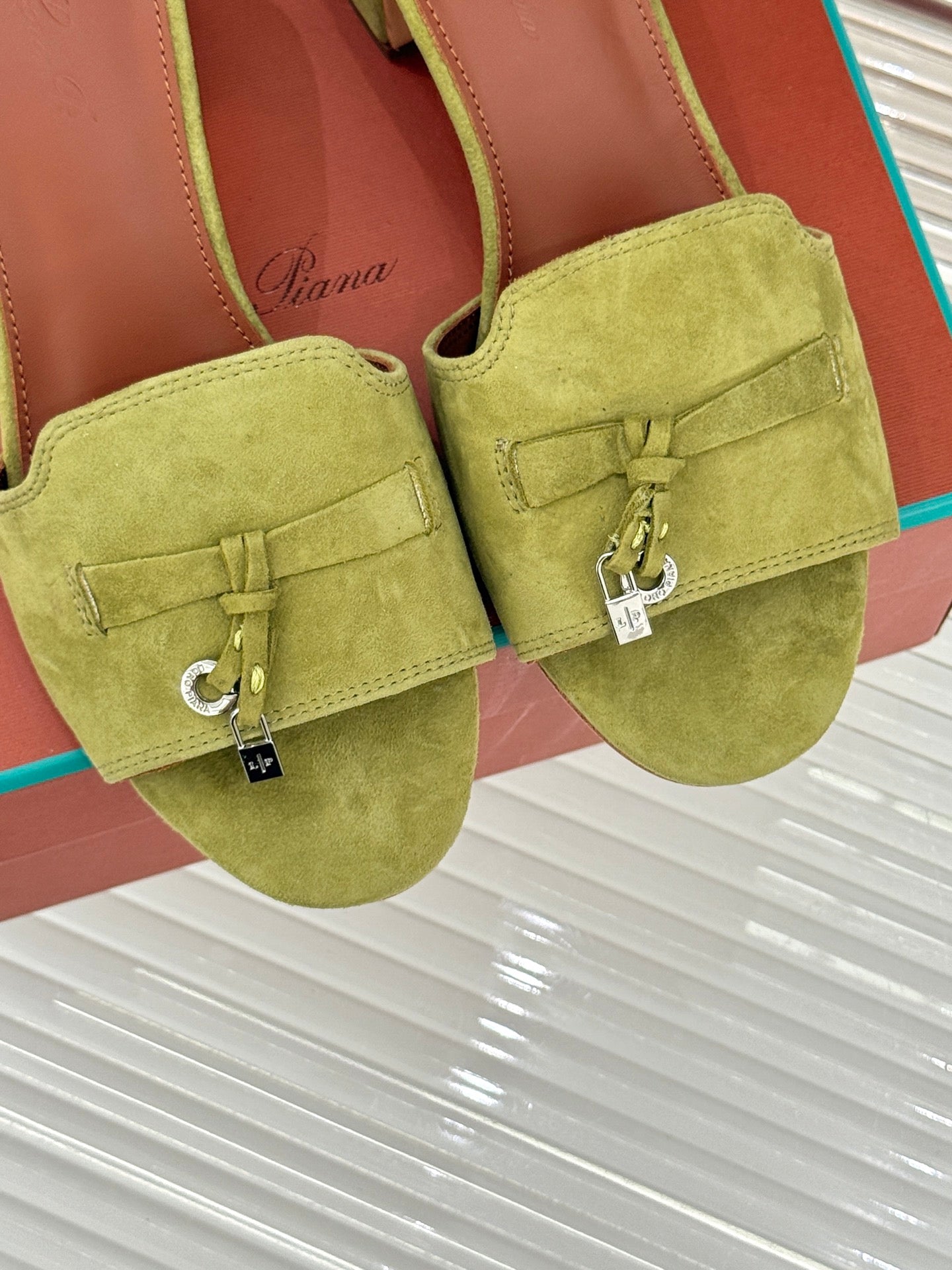 HIGH HEELS IN MOSS YELLOW SUEDE AND LAMBSKIN