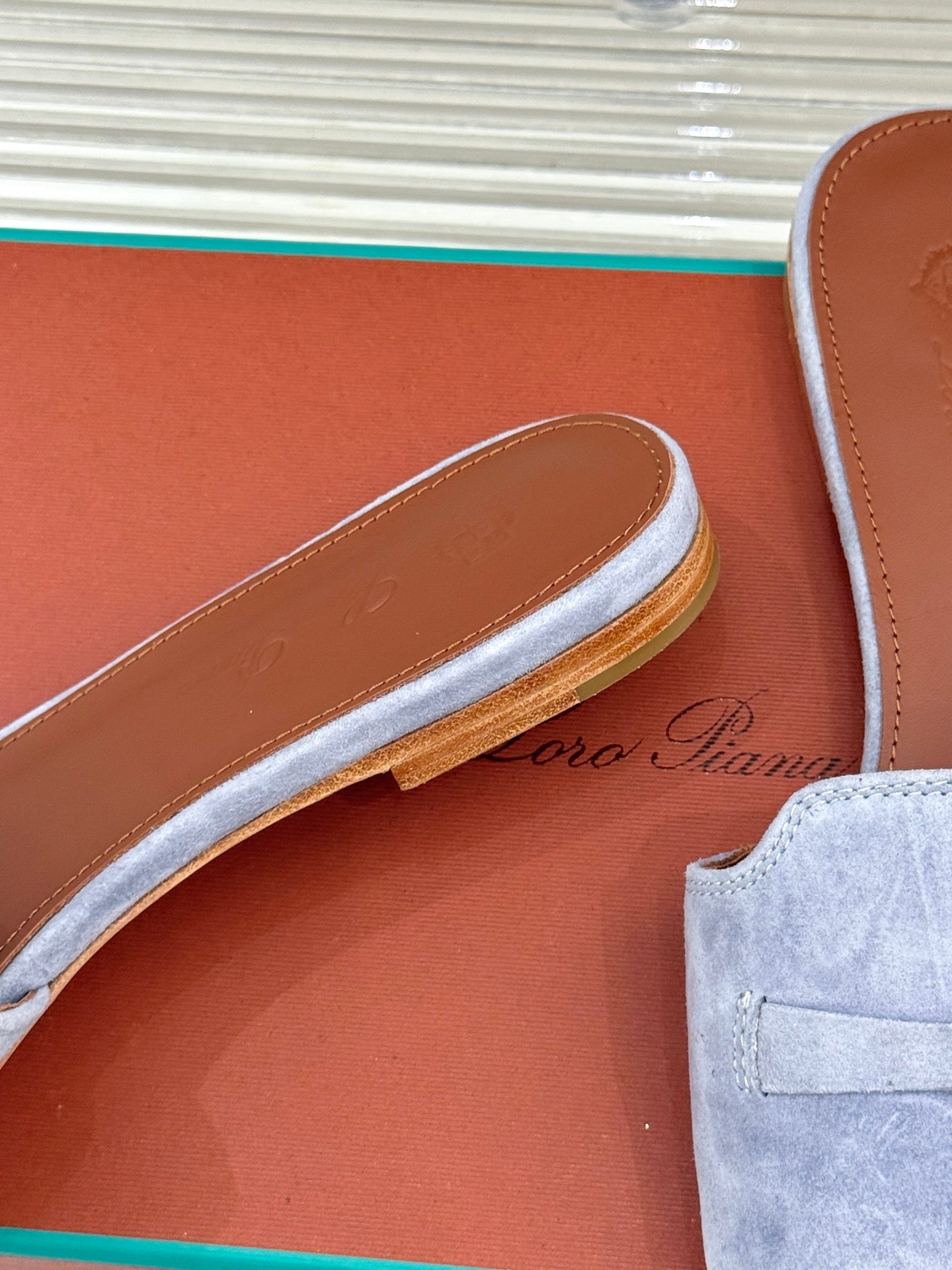 FLAT SANDALS IN GREY SUEDE AND LAMBSKIN