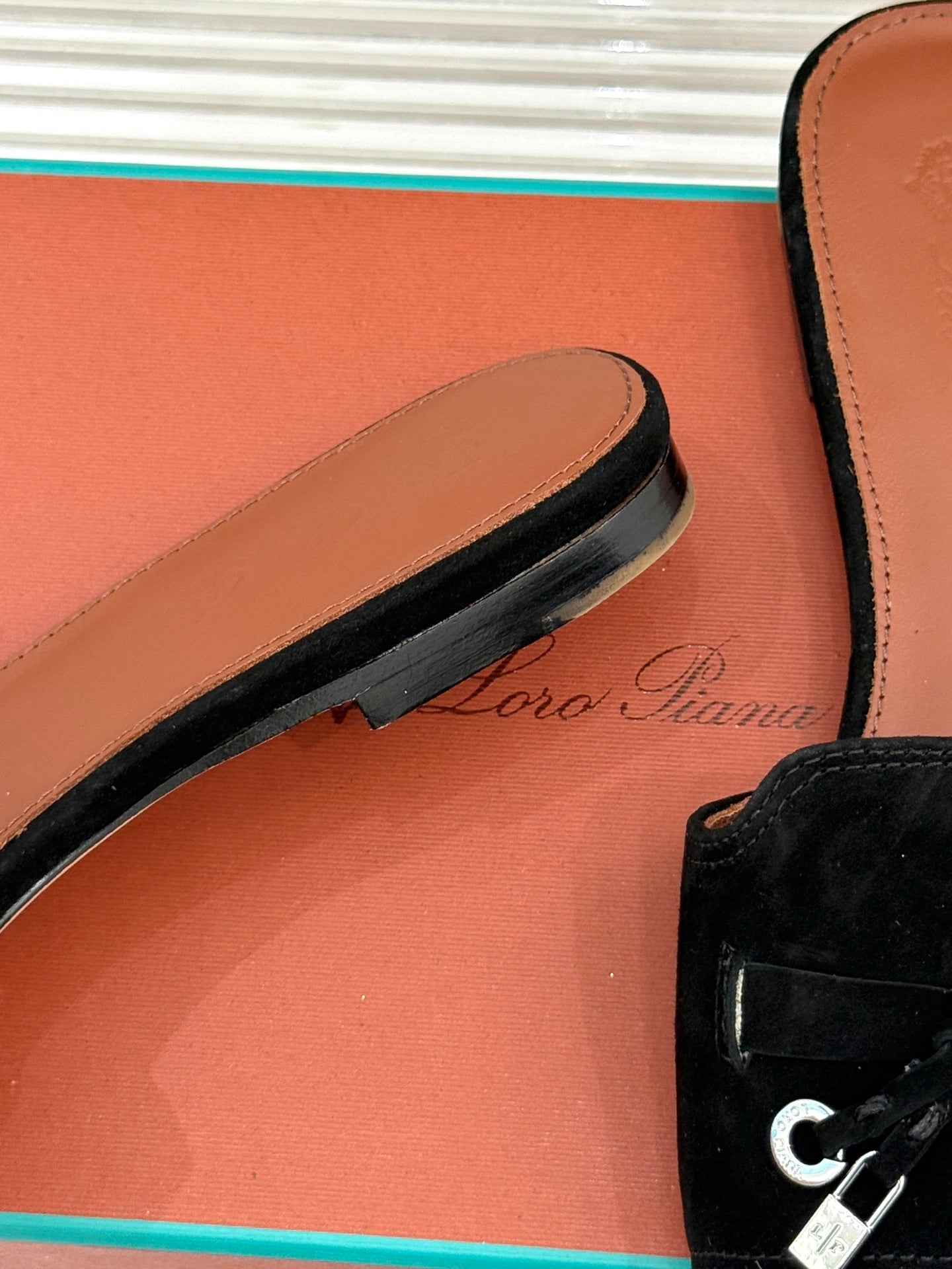 FLAT SANDALS IN BLACK SUEDE AND LAMBSKIN