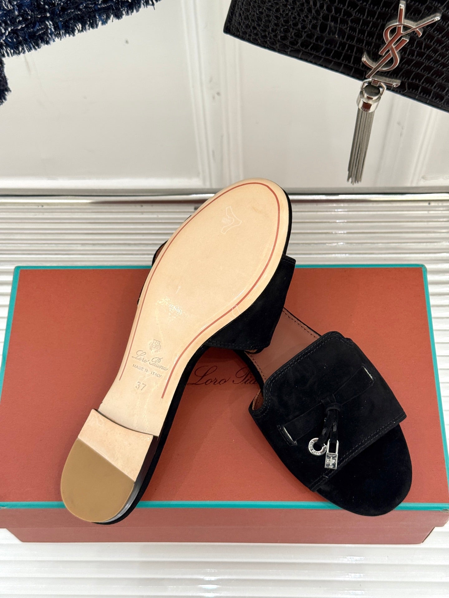 FLAT SANDALS IN BLACK SUEDE AND LAMBSKIN