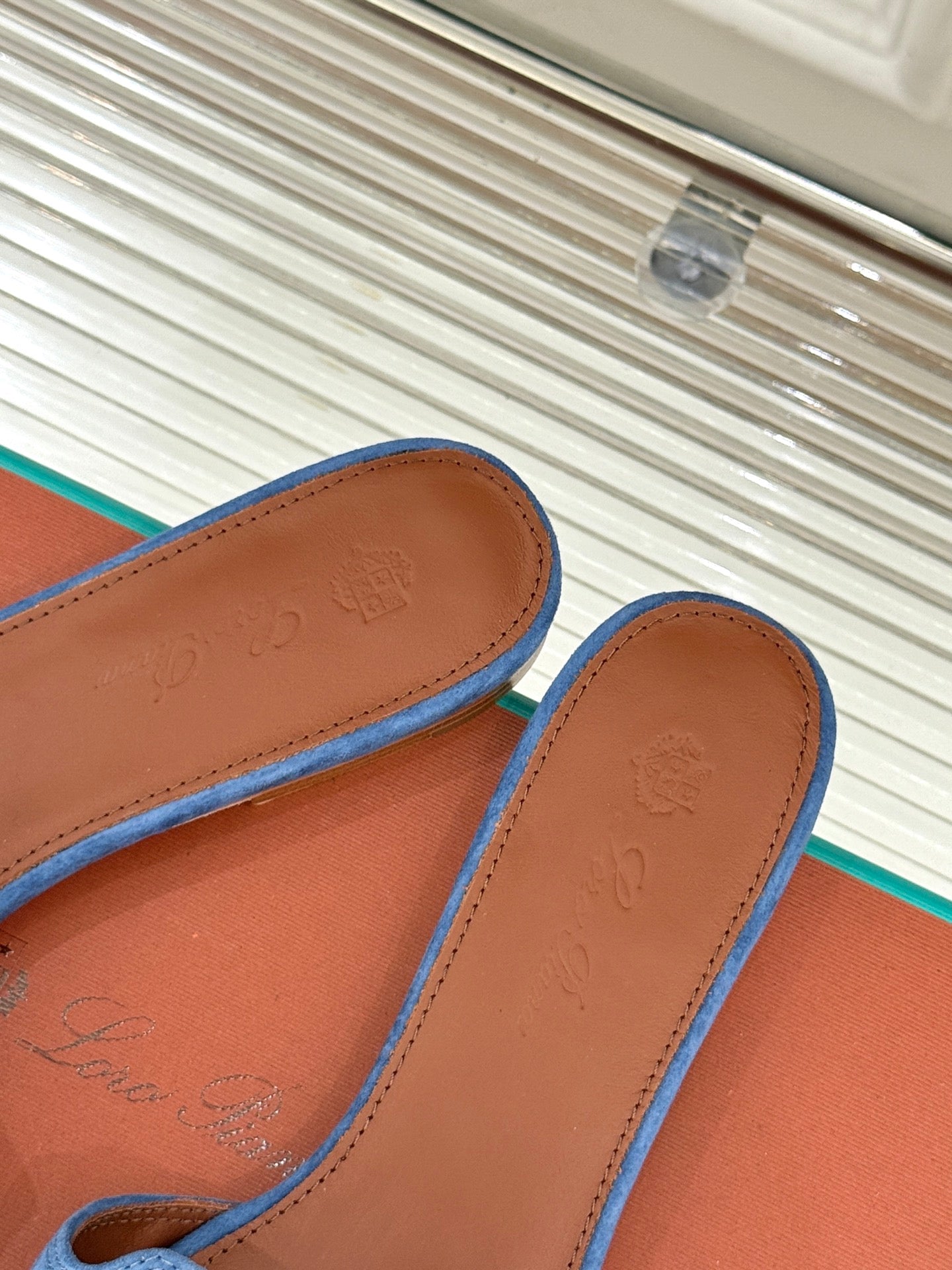 FLAT SANDALS IN BLUE SUEDE AND LAMBSKIN