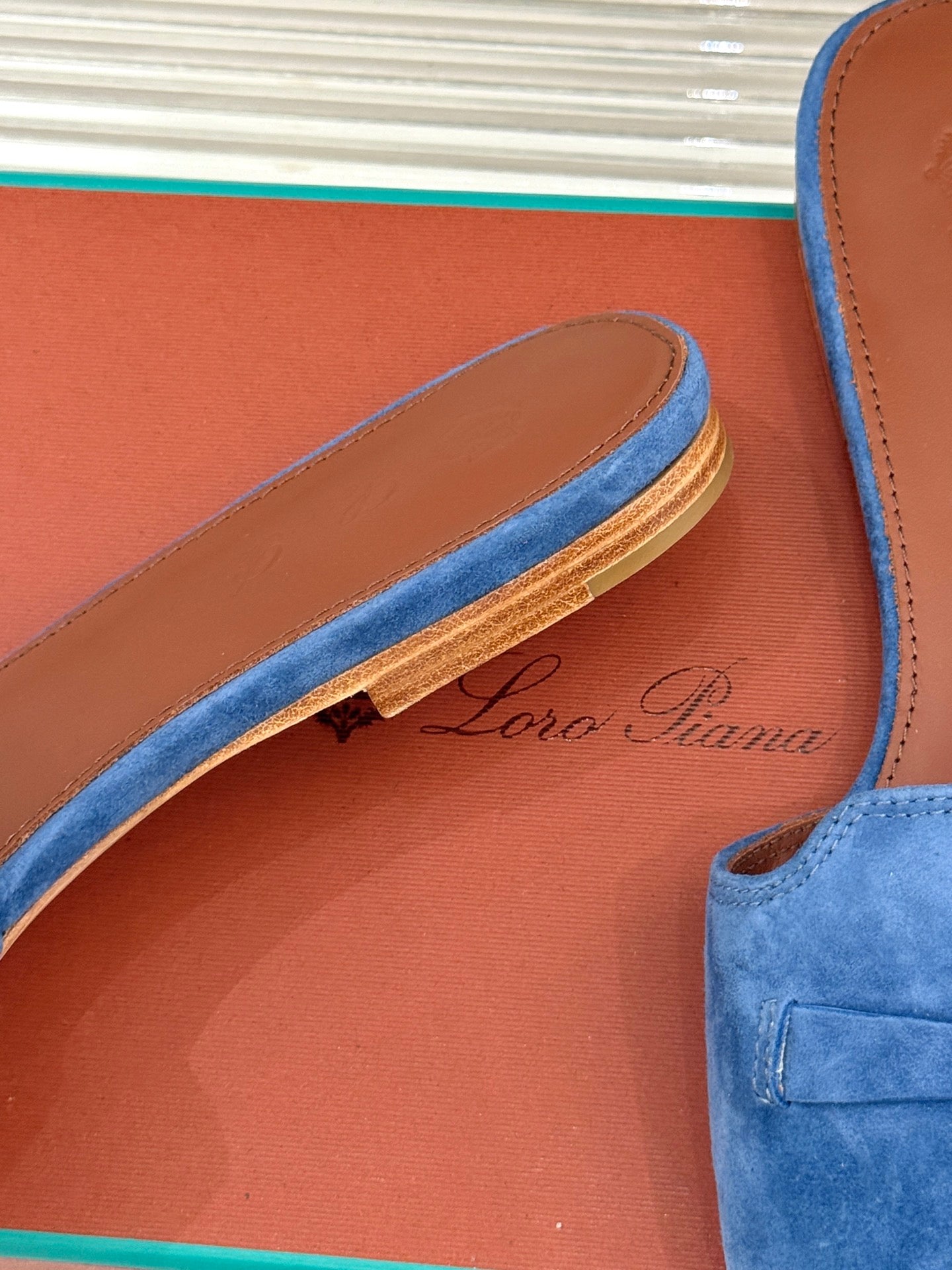 FLAT SANDALS IN BLUE SUEDE AND LAMBSKIN