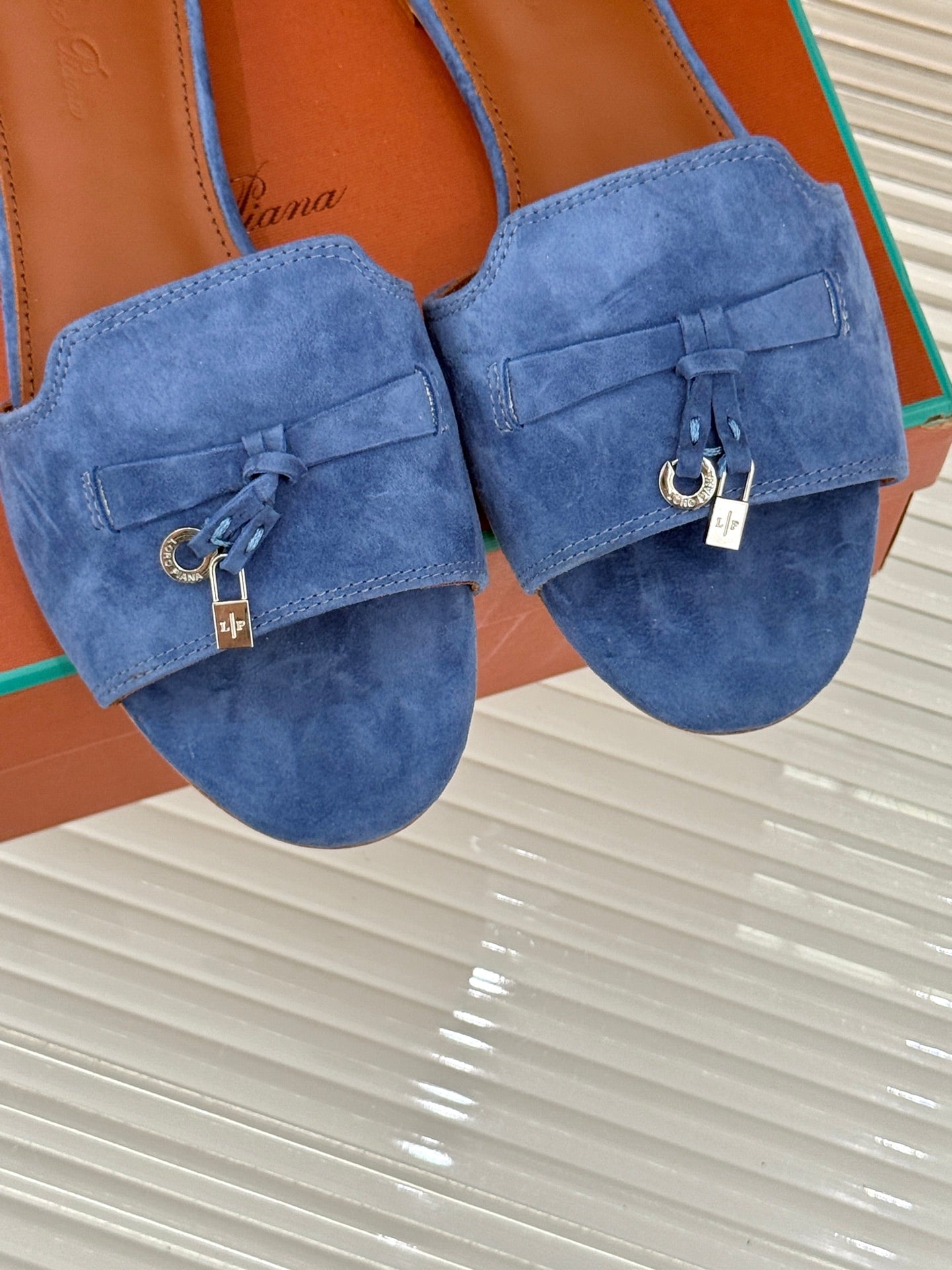 FLAT SANDALS IN BLUE SUEDE AND LAMBSKIN
