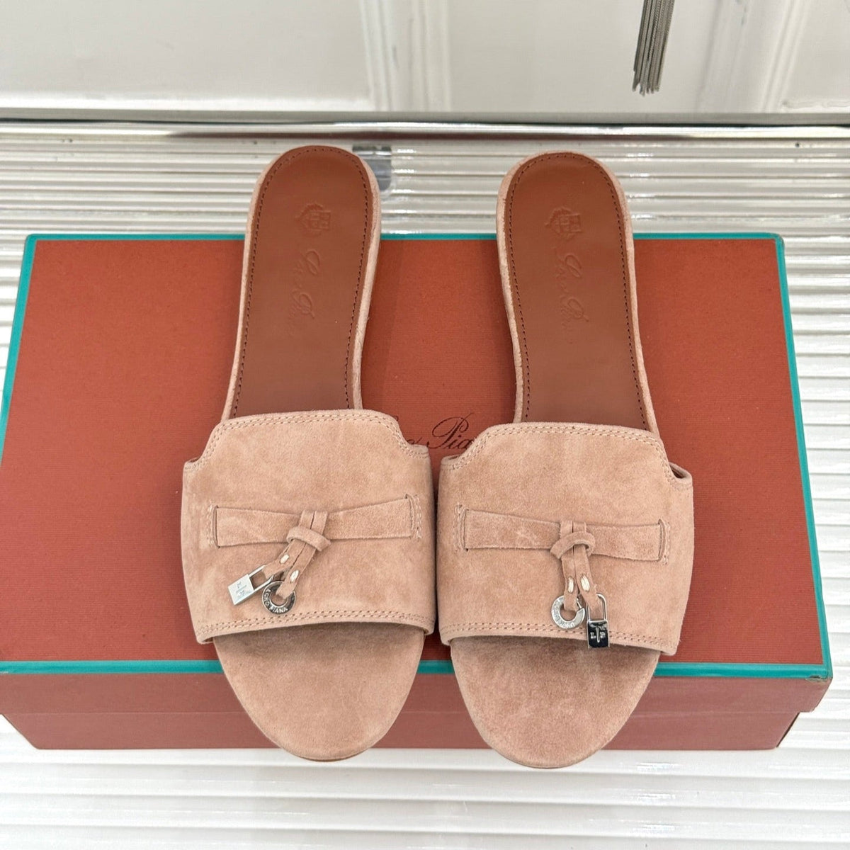 FLAT SANDALS IN LIP PINK SUEDE AND LAMBSKIN