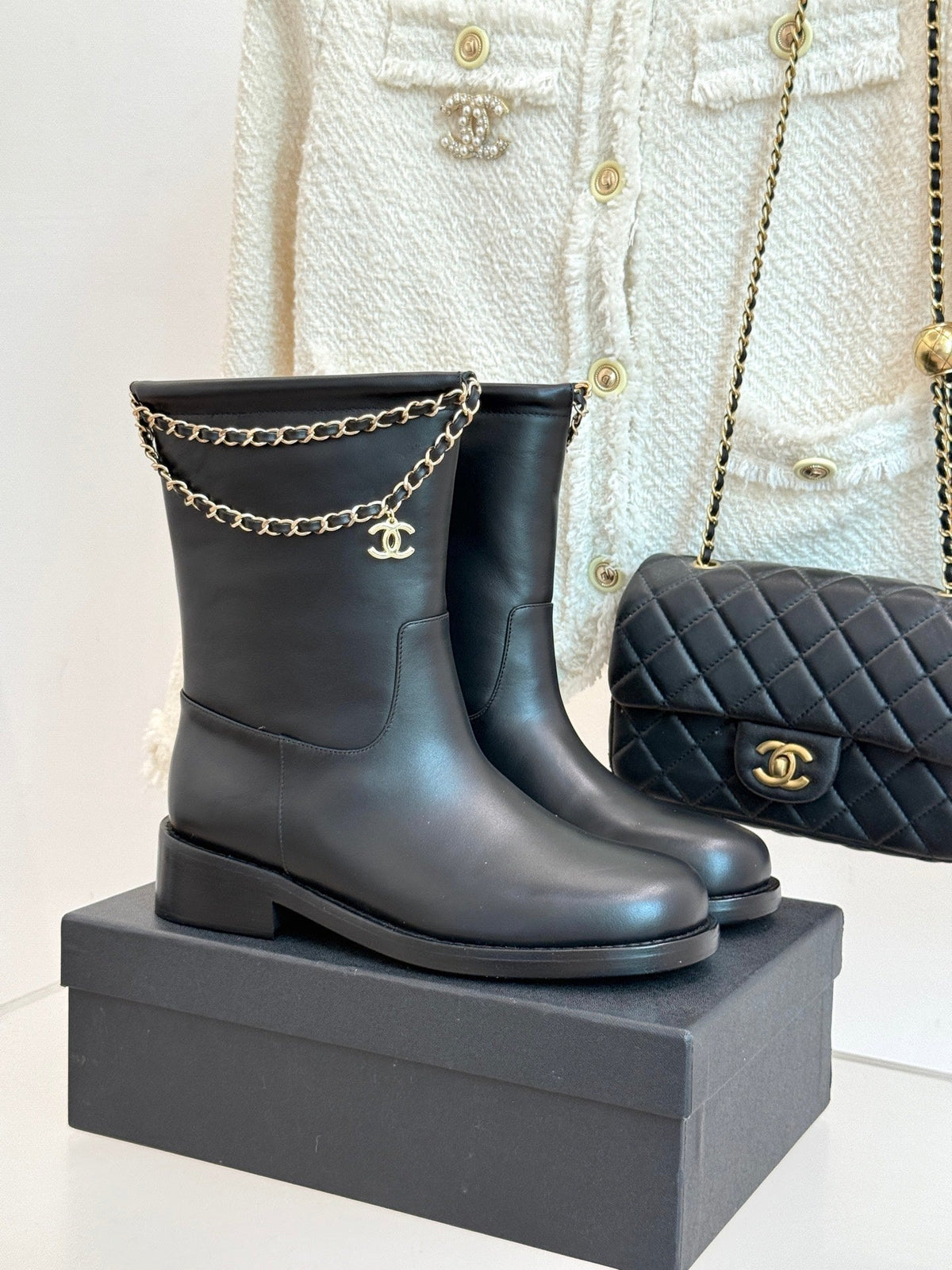 CC SHORT BOOTS IN BLACK CALFSKIN