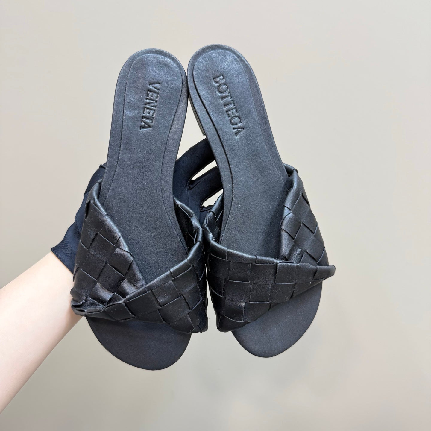 BLINK FLAT MULE IN BLACK INTRECCIATO LEATHER