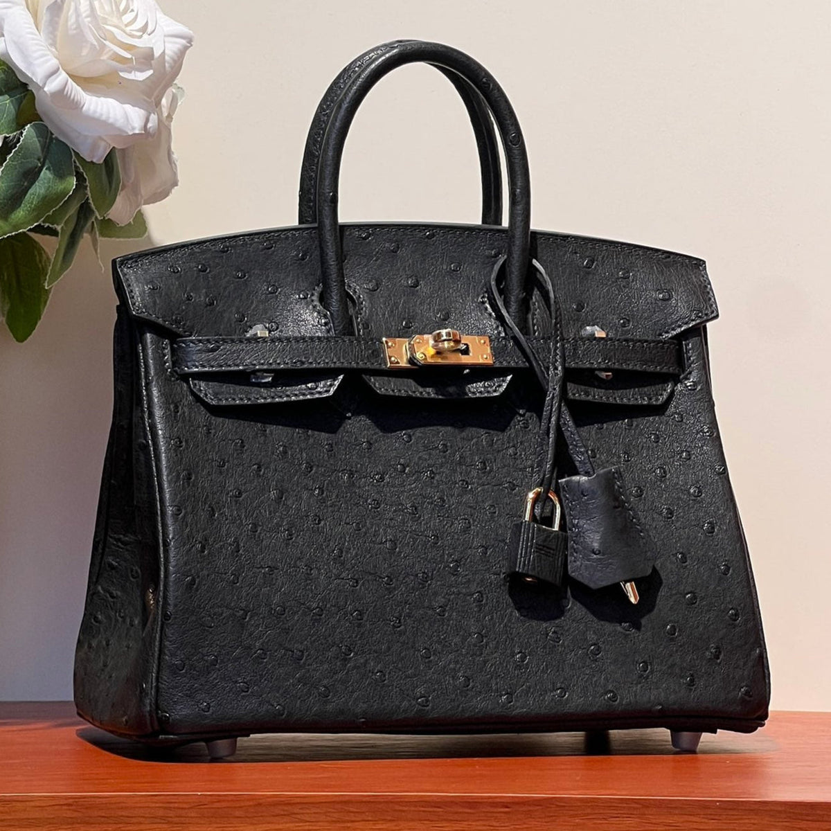 KELLY SELLIER 25 BAG IN BLACK OSTRICH LEATHER WITH GOLD HARDWARE