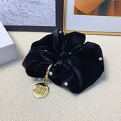 SCRUNCHIE EMBELLISHED PEARL IN BLACK VELVET GOLD TAG LOGO 136817