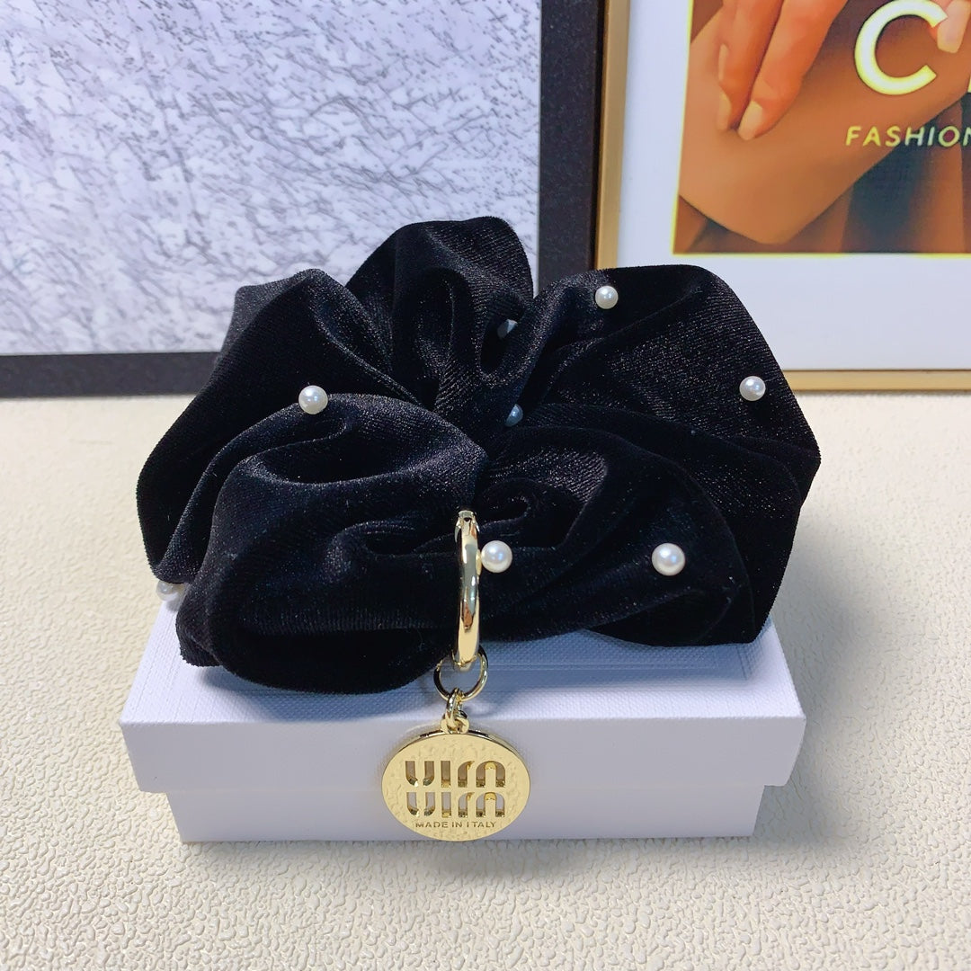 SCRUNCHIE EMBELLISHED PEARL IN BLACK VELVET GOLD TAG LOGO 136817