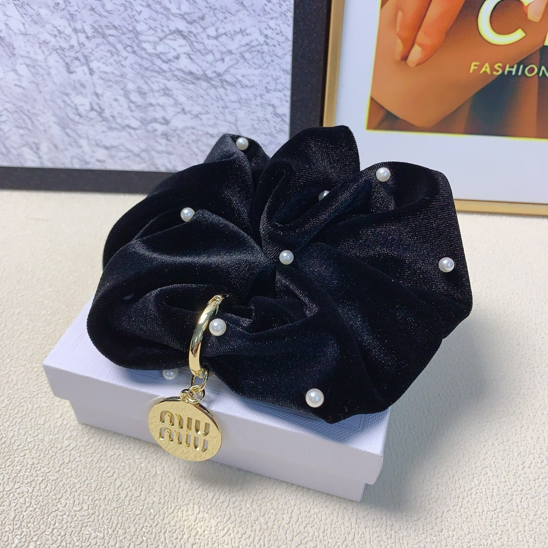 SCRUNCHIE EMBELLISHED PEARL IN BLACK VELVET GOLD TAG LOGO 136817