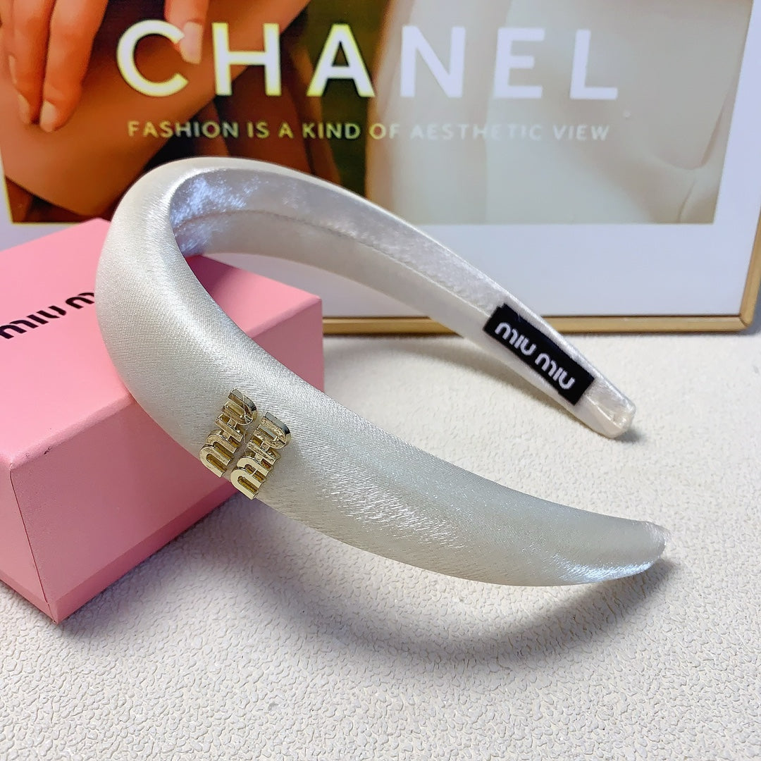 THICK HEADBAND IN WHITE SILK GOLD LOGO 241200