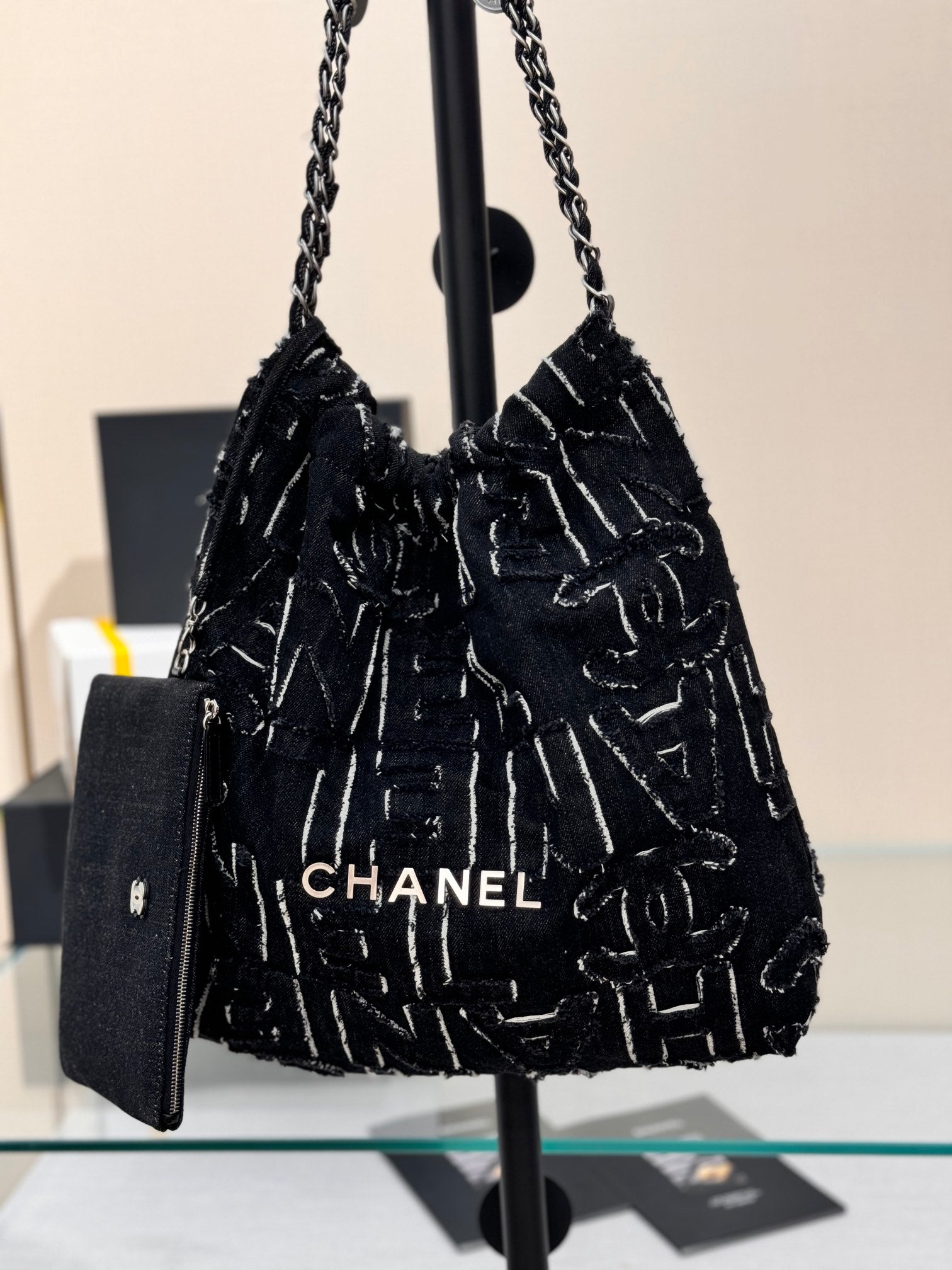 CHANEL 22 BAG 25S 37 CM IN BLACK DENIM